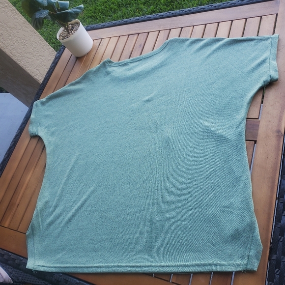 Loose Fit Green Crop Top – "Rainy Love" Print For Woman - Picture 4 of 4